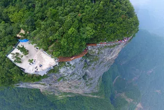 Най-ужасяващата от всички стъклени пътеки отвори врати