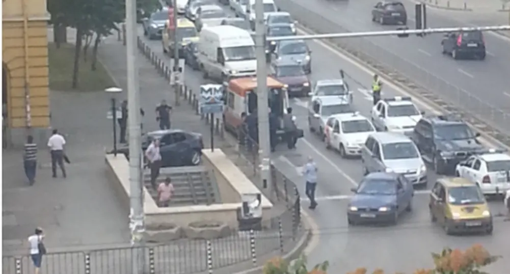 Автомобил почти влезе в метрото на София
