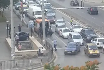 Автомобил почти влезе в метрото на София