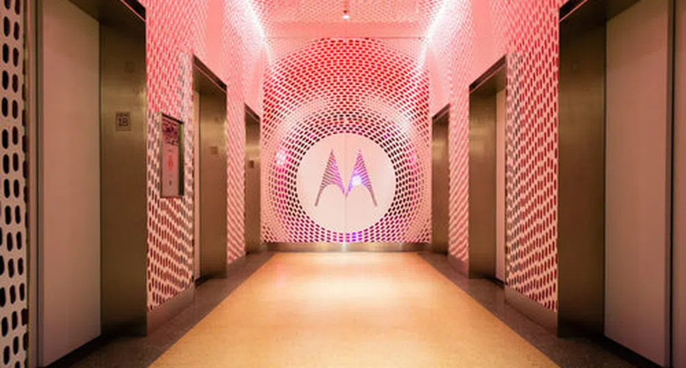 Новият главен офис на Motorola заслепява в розово