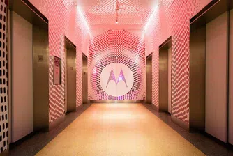 Новият главен офис на Motorola заслепява в розово