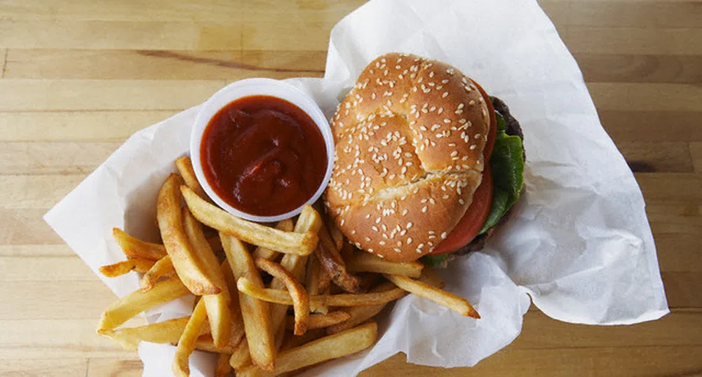 Половин милиард харчат българите за вредна храна