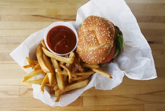 Половин милиард харчат българите за вредна храна