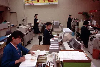 Японската икономика се свива през 2011 г.