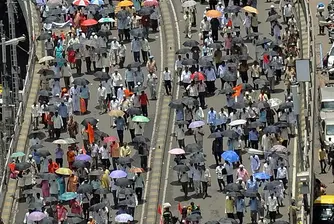109 жертви на масова паника на мост в Индия