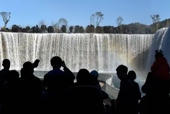 Откриха най-големия изкуствен водопад в Азия