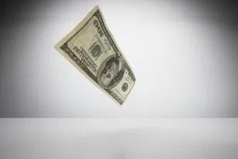 Делът на долара в световните валутни резерви намалява