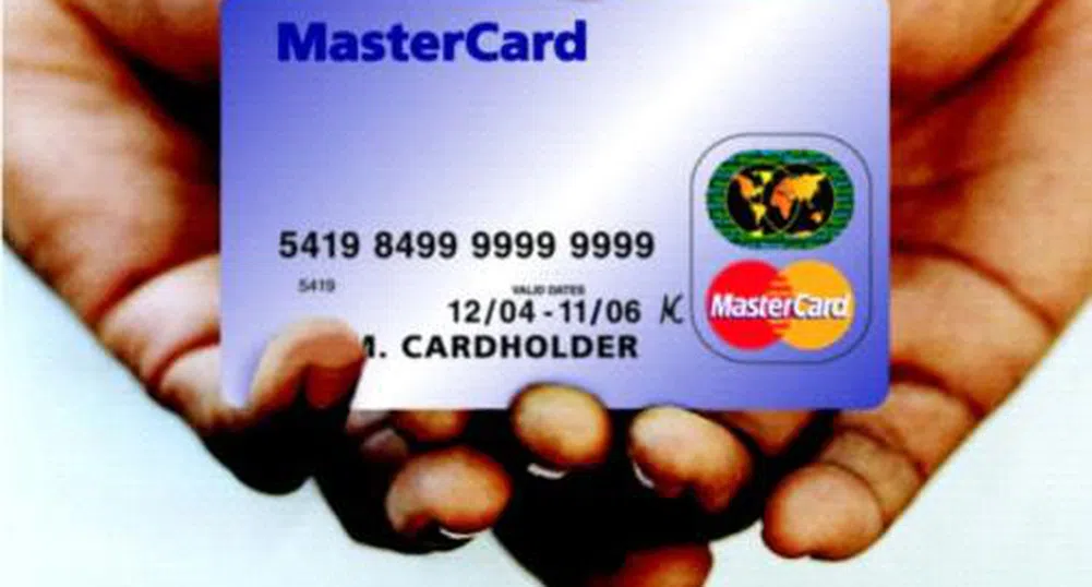 Половината картодържатели знаят колко плащат за картата си