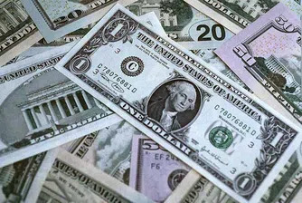 Доларът губи позиции на всички фронтове