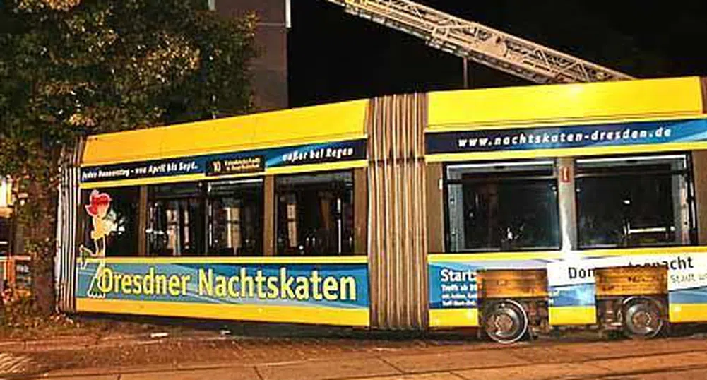 Трамвай влезе в супермаркет