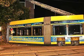 Трамвай влезе в супермаркет