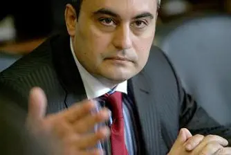 Повдигнаха обвинения на здравния министър