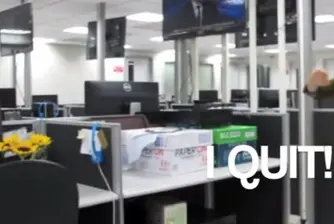 Служителка обяви, че напуска работа, с танц в офиса (видео)