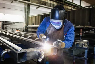 Промишленото производство расте, но с по-малко от процент