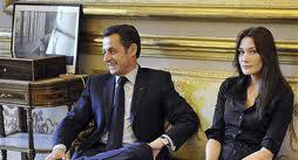 Карла Бруни нарече френските журналисти глупаци