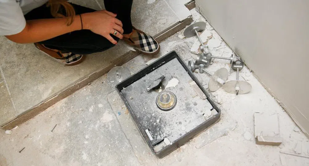 Те откриха таен сейф, докато правиха ремонт