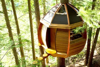 Без пукната пара, канадец си построи голяма къща на тайно място