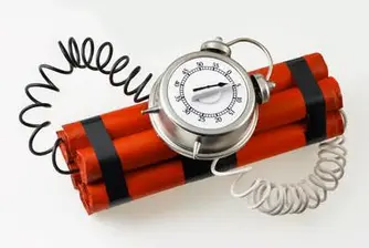 Откриха взривни устройства до пенсионен фонд в Атина