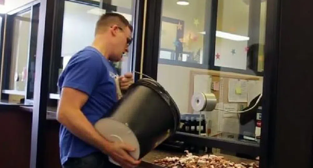 Този мъж плати глобата си с жълти стотинки