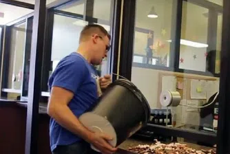 Този мъж плати глобата си с жълти стотинки