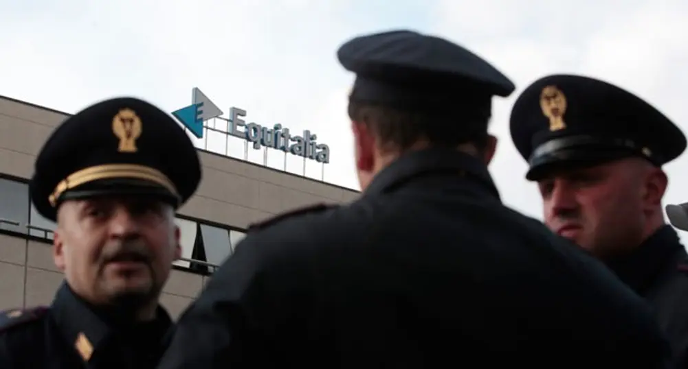Нападатели нахлуха в сграда на италианските данъчни и взеха заложници