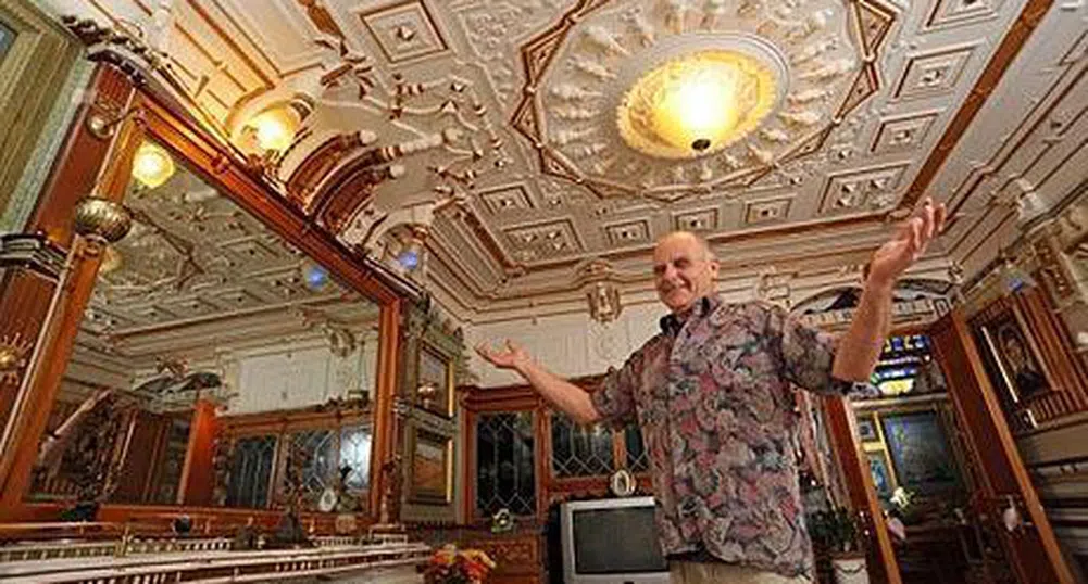 Британец превърна апартамента си в копие на Версай