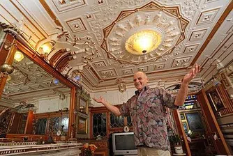 Британец превърна апартамента си в копие на Версай