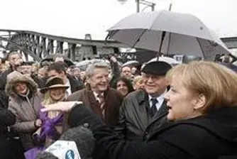 Световни лидери преминават през Бранденбургската врата