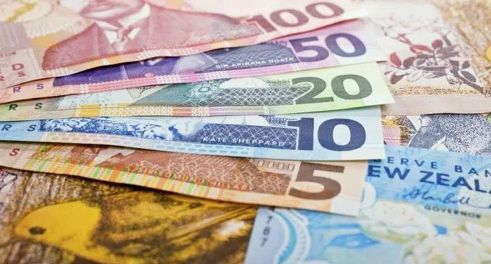 Доларът се търгува без посока след срещата на Фед