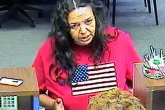 Мъж издаде майка си в полицията, след като я видял да обира банка