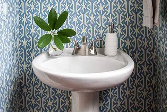 Колебаете се за тапетите в банята? 10 конкретни решения