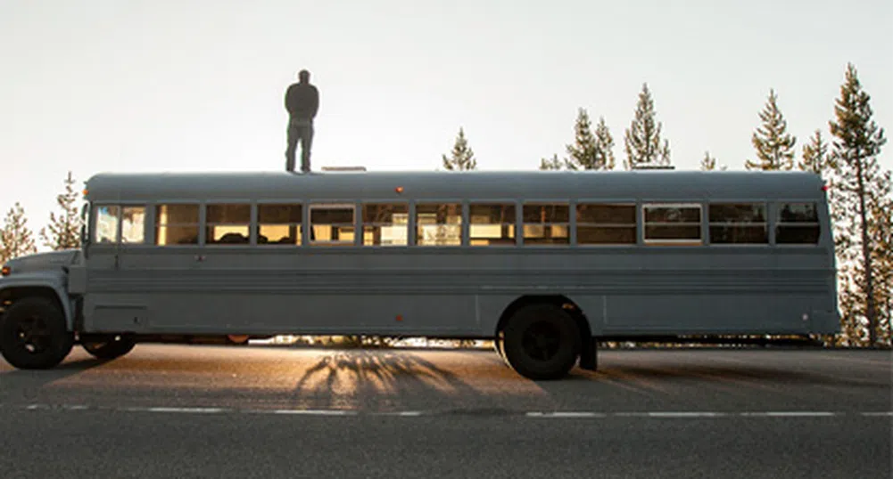 Най-странният апартамент – в училищен автобус