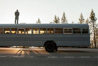 Най-странният апартамент – в училищен автобус