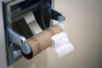 Антикризистно: Носят тоалетна хартия в училище