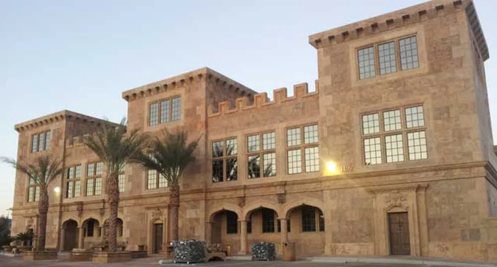 Най-голямата сграда от бирени бутилки в света