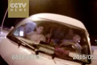 Само в Китай: шестместен ван вози 51 работници (видео)