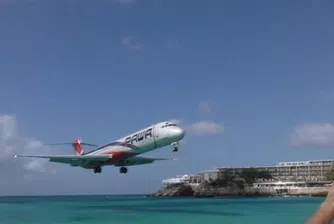 Смайващи кадри от кацане на една от най-опасните писти в света