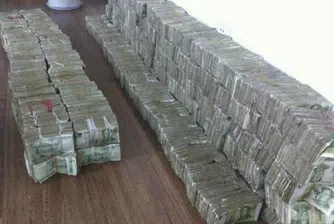 Китайка плати част от ново BMW със 100 000 банкноти от по 1 юан