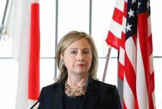 Клинтън: Кадафи да се оттегли, а не да заплашва