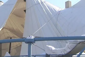 Част от шатрата пред Централна гара в София рухна