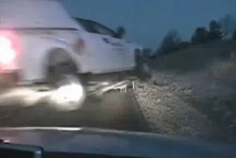 Пикап лети над магистрала, приземи се на метри от полицаи (видео)