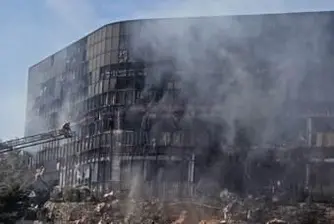Самоубиец се заби със самолет в данъчни служби