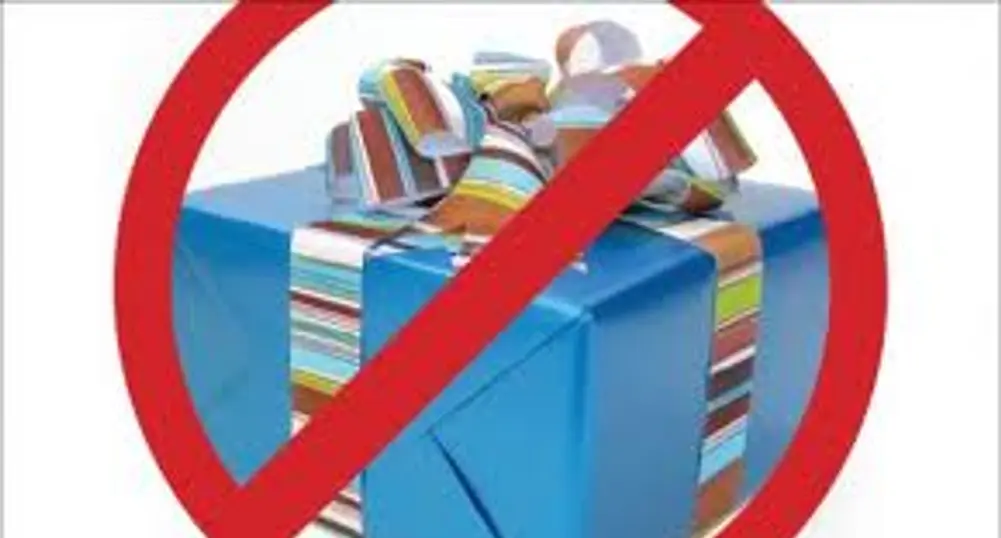Забраняват подаръците за общинските служители в София