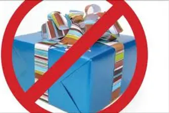 Забраняват подаръците за общинските служители в София
