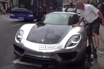 Милионер блокира трафика в Лондон, за да измие колата си