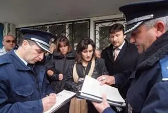 Жива верига срещу отнемането на апартамент от банка