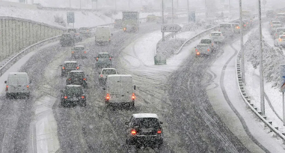 Над 200 машини обработват пътищата в районите със снеговалеж