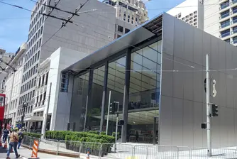 Аpple заделила 1 млн. долара за стълбите в новия си магазин