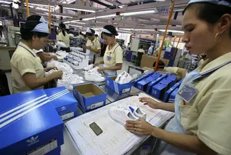 Печалбата на Adidas се сви с 93% за година
