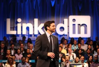 40% от потребителите на LinkedIn правят над 100 000 долара/година